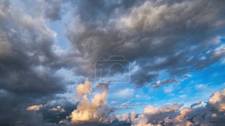 Téléchargez les photos : Magnifique paysage balnéaire avec de beaux nuages, île de Skiathos, Grèce - en image libre de droit