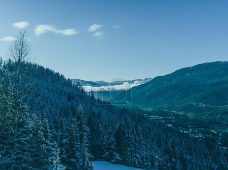 Téléchargez les photos : Une belle vue sur les montagnes en hiver à Whistler, Colombie-Britannique, Canada. - en image libre de droit
