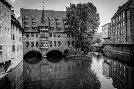 Foto de Una escala de grises de un edificio histórico en Nuremberg en la orilla del lago con reflejos - Imagen libre de derechos