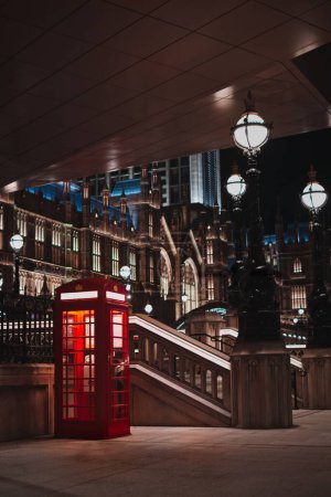 Foto de Una hermosa cabina telefónica de vista de cerca junto a las escaleras con hermosas luces de calle - Imagen libre de derechos