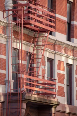 Téléchargez les photos : Plan vertical d'un escalier d'évacuation d'incendie d'un bâtiment en brique rouge à New York, États-Unis. - en image libre de droit