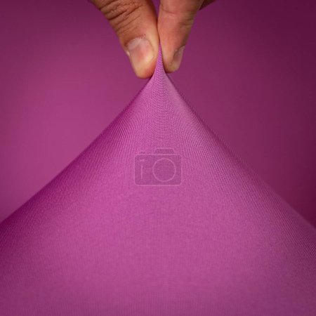 Foto de Un colorido estiramiento de textil aislado sobre el fondo púrpura - Imagen libre de derechos