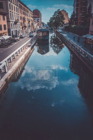 Téléchargez les photos : Vue verticale d'un canal d'eau qui coule entre les bâtiments de Navigli - en image libre de droit