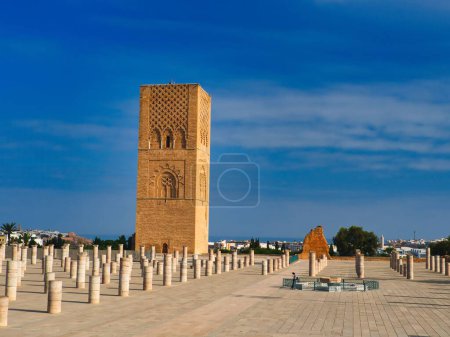 Téléchargez les photos : Le minaret et les nombreuses colonnes du complexe mosquée inachevé, Hassan Tower, Rabat, Maroc - en image libre de droit