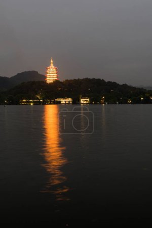 Téléchargez les photos : Un plan vertical de la tour illuminée de la pagode Leifeng à Hangzhou, en Chine, sur la côte du lac Ouest - en image libre de droit