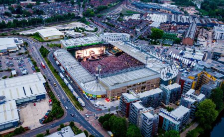 Téléchargez les photos : Vue Aérienne de Take That au Carrow Road Football Stadium - en image libre de droit