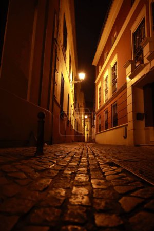 Foto de Las calles vacías de Sevilla, España en las primeras horas antes del amanecer en la tenue iluminación - Imagen libre de derechos