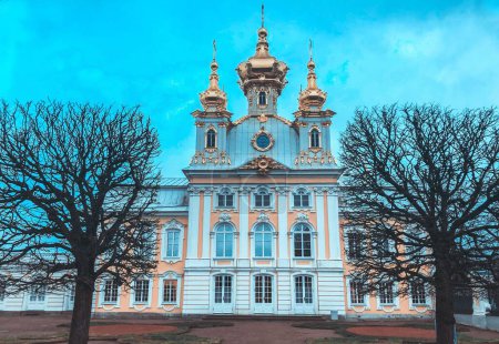 Foto de Una hermosa vista de una iglesia en Peterhof San Petersburgo bajo el cielo azul claro - Imagen libre de derechos
