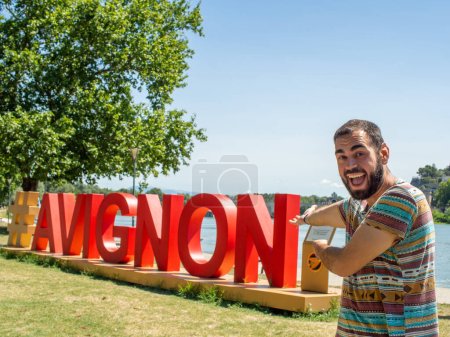 Foto de Joven hombre feliz retrato al lado de signo de Aviñón - Imagen libre de derechos