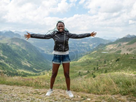 Foto de Mujer joven saltando feliz y disfrutando de la naturaleza en los Alpes italianos - Imagen libre de derechos