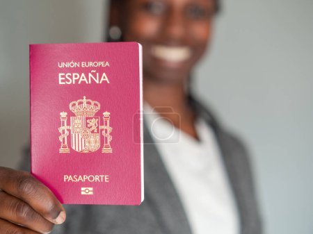 Femme d'affaires tenant son passeport espagnol de l'Union européenne
