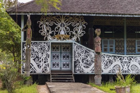 Téléchargez les photos : Dayak Experience Center Kutai Kartanegara, une maison tribale Dayak avec de belles sculptures typiques de la tribu Dayak. - en image libre de droit