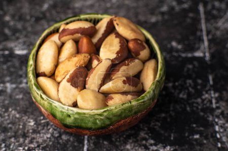 Téléchargez les photos : Savoureux noix de Brésil sur fond noir - en image libre de droit