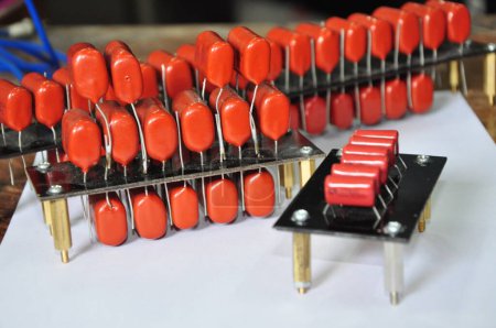 Téléchargez les photos : Condensateurs mylar orange connectés en parallèle. condensateurs connectés en parallèle augmentera la valeur de capacité - en image libre de droit
