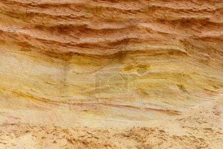 Foto de Sand layers structure. sedimentary rock-sandstone. Surface of working wall. industrial quarry. opencast mining. - Imagen libre de derechos