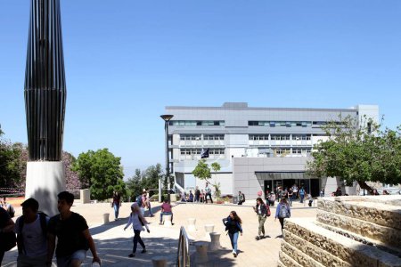 Foto de HAIFA, ISRAEL - 23 DE MAYO DE 2019: Edificio de la facultad en el Technion - Israel Institute of Technology, considerado como una de las instituciones académicas líderes en Israel - Imagen libre de derechos