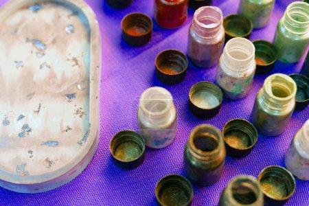 botellas de color para el arte de la resina. Mezcla de epoxi en vasos de plástico para colada Estabilización e híbrido. arte pintura