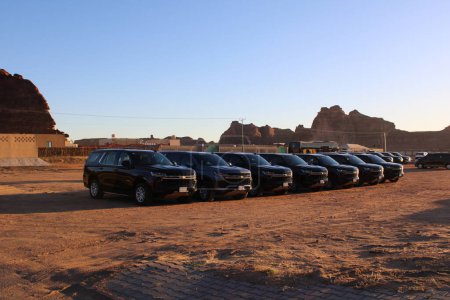 Foto de Jeeps están estacionados en diferentes lugares del desierto para llevar a los turistas a diferentes lugares durante el día en Al-Ula, Arabia Saudita. - Imagen libre de derechos