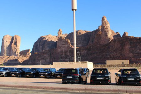 Foto de Jeeps están estacionados en diferentes lugares del desierto para llevar a los turistas a diferentes lugares durante el día en Al-Ula, Arabia Saudita. - Imagen libre de derechos