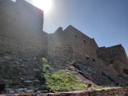 Téléchargez les photos : Belle vue de jour sur les ruines historiques de Thee Ain (Zee Ain ou Dhee Ain) Ancien village à Al Bahah, Arabie Saoudite. Cet endroit est également connu comme le village historique de marbre. - en image libre de droit