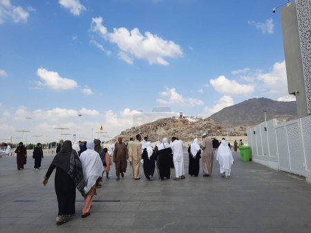 Téléchargez les photos : Des pèlerins de différents pays du monde vont voir le mont Arafat (Jabal Al Rahma) dans le champ d'Arafat. - en image libre de droit