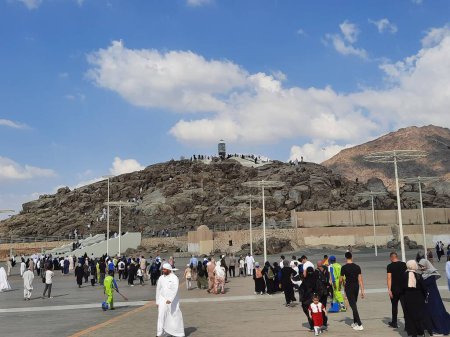 Téléchargez les photos : Des pèlerins de différents pays du monde vont voir le mont Arafat (Jabal Al Rahma) dans le champ d'Arafat. - en image libre de droit