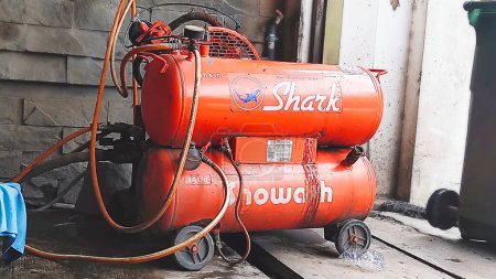 Téléchargez les photos : Bandung, Indonésie - 18 novembre 2022 : Deux tubes de compresseur d'air orange au service de lavage des véhicules - en image libre de droit