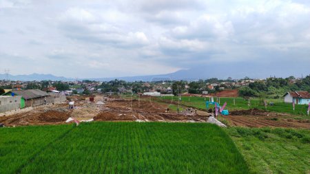 Foto de Bandung, 26 de enero de 2023; Se está llevando a cabo un proyecto de desarrollo de viviendas en la zona del arrozal - Imagen libre de derechos