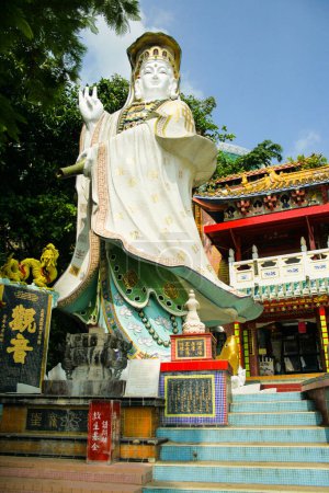 Téléchargez les photos : Hong Kong-5 septembre 2011 ; statue de la déesse Kwan Im à Repulse Bay à Hong Kong devant la porte du temple - en image libre de droit