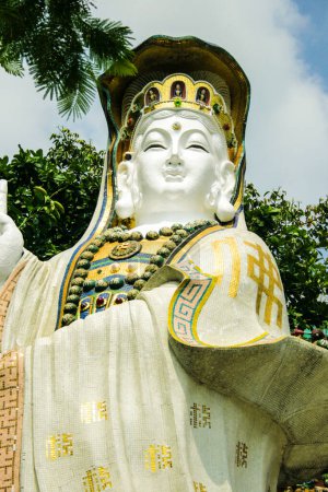 Téléchargez les photos : Hong Kong-5 septembre 2011 ; Gros plan statue de la déesse Kwan Im dans Repulse Bay de Hong Kong devant la porte du temple - en image libre de droit