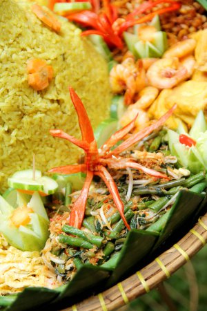 Foto de Los chiles rojos se utilizan como decoración para el arroz Tumpeng. Servido con camarones, tofu y verduras - Imagen libre de derechos