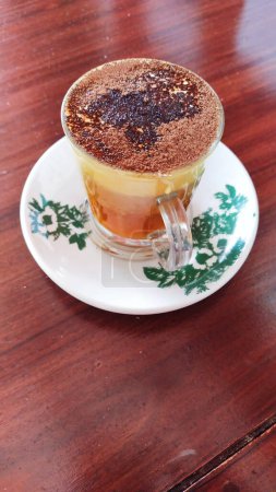 Téléchargez les photos : Le thé Talua ou thé aux œufs est une boisson traditionnelle du peuple Minangkabau, Sumatra occidental que l'on trouve dans les étals traditionnels Minangkabau et les restaurants Padang.. - en image libre de droit