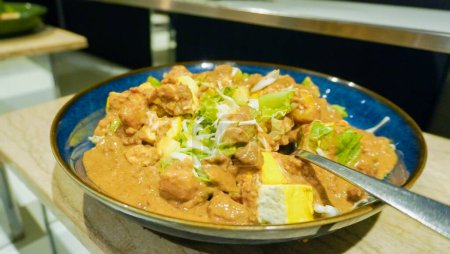 un plato típico de Betawi Ketoprak. Los ingredientes principales de Ketoprak son tofu, ketupat o lontong, vermicelli, pepino, brotes de frijol y huevos cocidos. Luego rociado con mucha salsa de maní