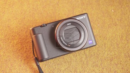Foto de Bandung, Indonesia - 4 de diciembre de 2024; Un producto de cámara digital sin espejo del fabricante de Sony, la variante del cuerpo negro Sony ZV-1 - Imagen libre de derechos