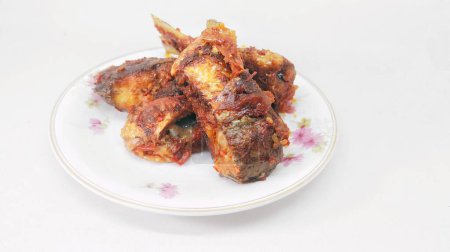 Balado Thunfisch Fischgericht auf weißem Hintergrund. Dieses Gericht im Padang-Stil ist wegen seines köstlichen würzigen Geschmacks sehr beliebt