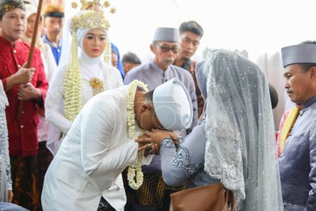 Foto de Sumedang, Indonesia - 20 de febrero de 2020; procesión de bienvenida al novio por parte de los padres de la novia - Imagen libre de derechos