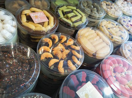 Foto de Bandung, Indonesia - 3 de abril de 2024; Una variedad de atractivos colores, formas y sabores de pasteles secos envasados en frascos para dar la bienvenida a Eid al-Fitr - Imagen libre de derechos