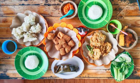 typical Sundanese restaurant dishes, such as Bala-bala fritters, cireng, tahu (tofu) Sumedang, chicken pepes, fried tempe, fresh vegetables and sambal