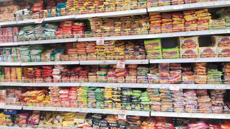 Téléchargez les photos : Bandung, Indonésie - 30 avril 2024 ; Les produits de nouilles instantanées emballés de différentes marques et saveurs sont disposés sur les étagères d'un supermarché - en image libre de droit
