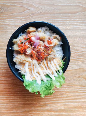 Foto de Un menú de tazones de arroz de pollo con matah sambal, se ve tentador en la mesa de madera - Imagen libre de derechos