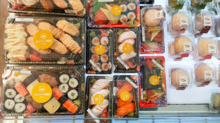 Foto de Bandung, Indonesia - 20 de mayo de 2024; Variantes de sushi y mochi típicos japoneses empaquetados en cajas de plástico se venden en supermercados - Imagen libre de derechos