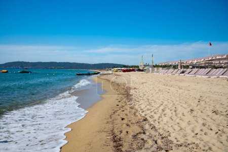 Foto de Agua cristalina azul de la legendaria playa de Pampelonne cerca de Saint-Tropez, vacaciones de verano en la playa de arena blanca de la Riviera Francesa, Francia - Imagen libre de derechos