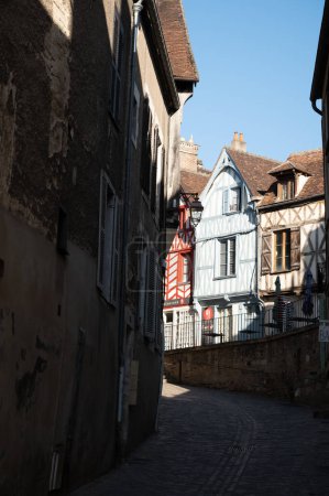 Foto de View on old streets and houses of Auxerre, medieval city on river Yonne, north of Burgundy, France - Imagen libre de derechos
