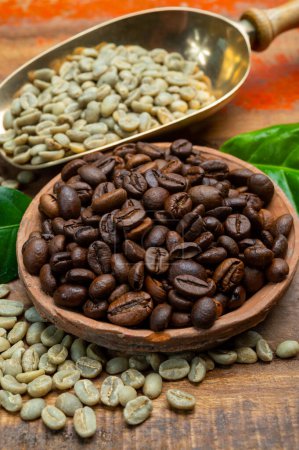 Téléchargez les photos : Grains de café verts et torréfiés de la région productrice de café d'Amérique du Sud, de Colombie et du Brésil avec des chaînes de montagnes et un climat idéal pour la culture du café, gros plan - en image libre de droit
