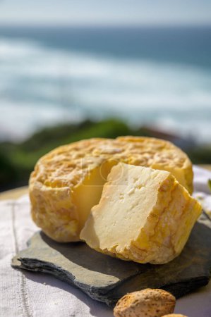 Téléchargez les photos : Dégustation de fromage portugais local queijo serpa, Setubal area, Portugal, gros plan - en image libre de droit