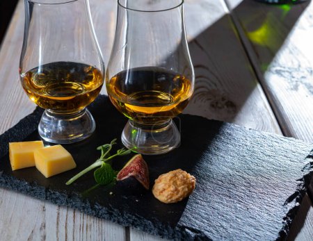 Foto de Degustación escocesa de malta simple y whisky mezclado en destilería en Escocia, maridaje de bebidas y alimentos - Imagen libre de derechos