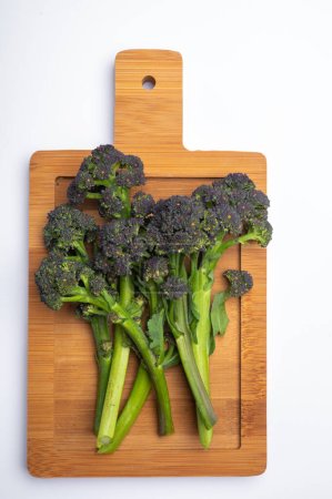 Foto de Tallos verdes oscuros de verduras frescas de brócoli bimi espárragos sin cocer - Imagen libre de derechos