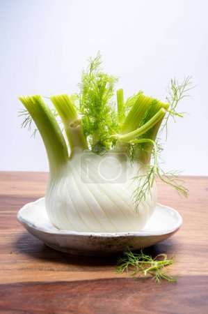 Foto de Dieta vegetal saludable, bulbo de hinojo de florencia blanca fresca cruda de cerca - Imagen libre de derechos
