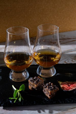 Foto de Degustación escocesa de malta simple y whisky mezclado en destilería en Escocia, maridaje de bebidas y alimentos - Imagen libre de derechos