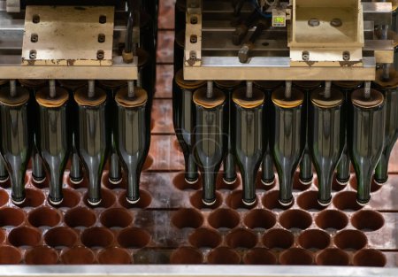 Téléchargez les photos : Production de vin mousseux crémant en Bourgogne, France. Lignes automatiques d'embouteillage, d'énigme et de bouchage en usine. - en image libre de droit